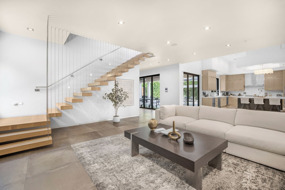 Louise Modern - Luxury Smart Estate in Encino w/ Pool, Gym & Spa