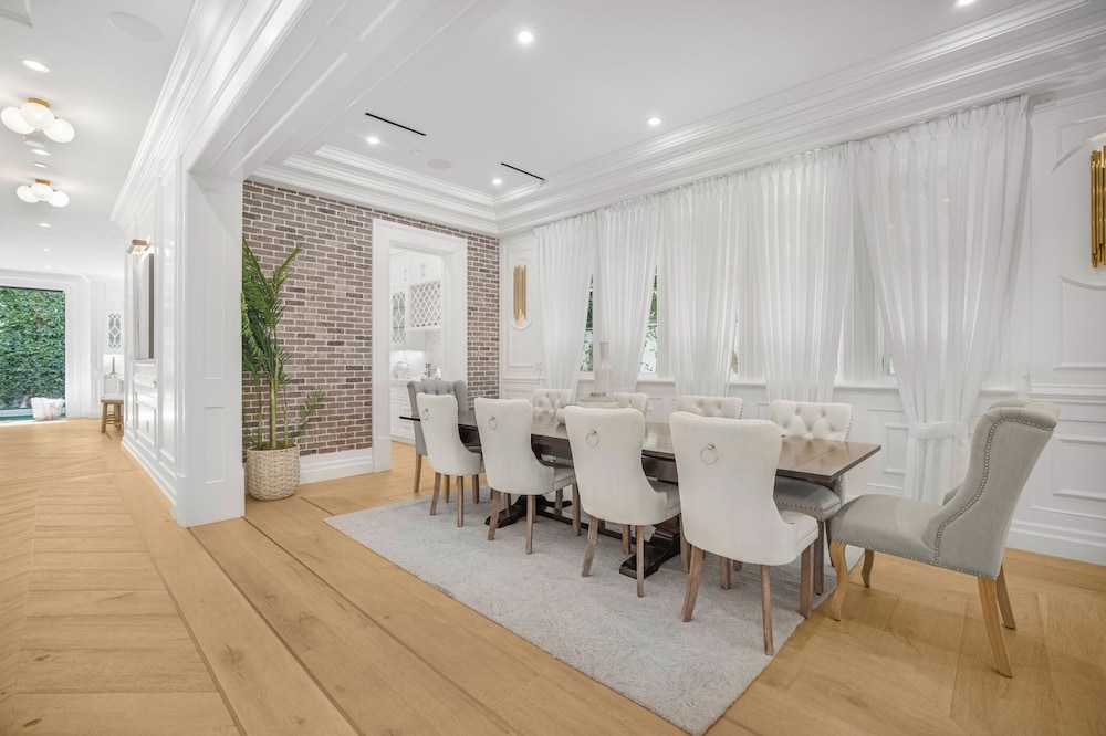 Spaulding Ave Farmhouse - Bespoke LA Home w/ Pool & Home Theater