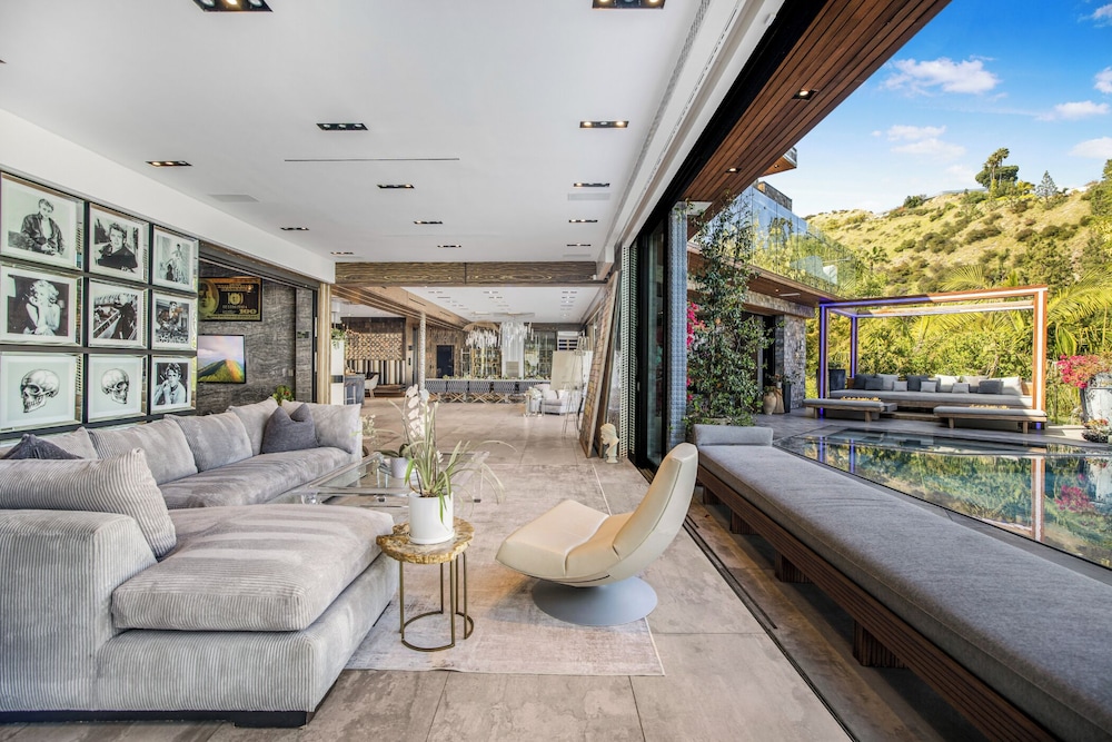 Villa Kaleida - Sleek Modern Sunset Villa With Eclectic Style & Infinity Pool