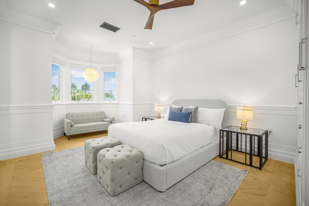 Spaulding Ave Farmhouse - Bespoke LA Home w/ Pool & Home Theater