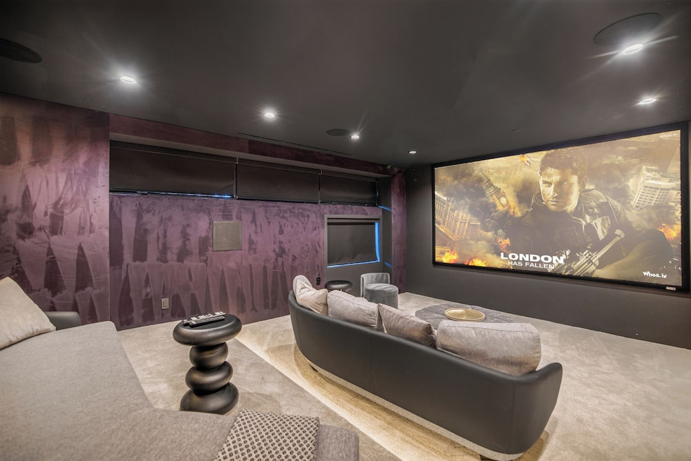 Oak Pass Manor: Indoor-outdoor Luxury With Pool, Sauna & Panoramic Views