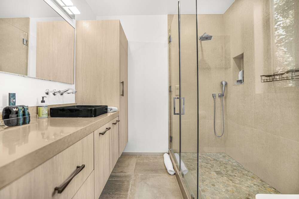 Louise Modern - Luxury Smart Estate in Encino w/ Pool, Gym & Spa