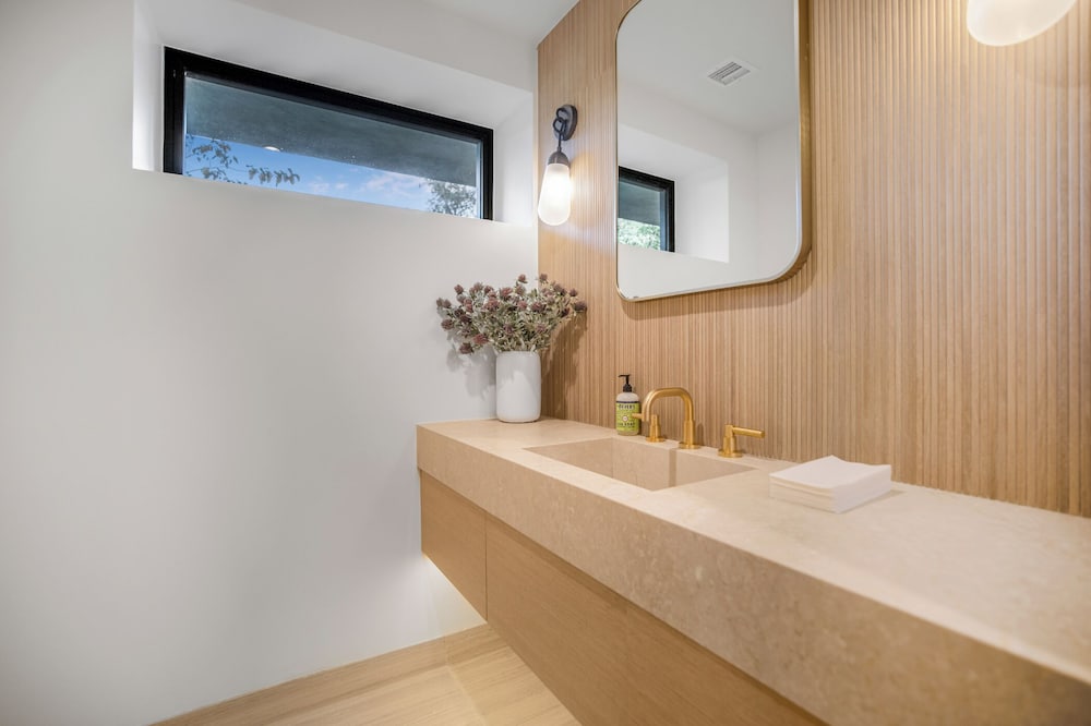 Oak Pass Manor: Indoor-outdoor Luxury With Pool, Sauna & Panoramic Views
