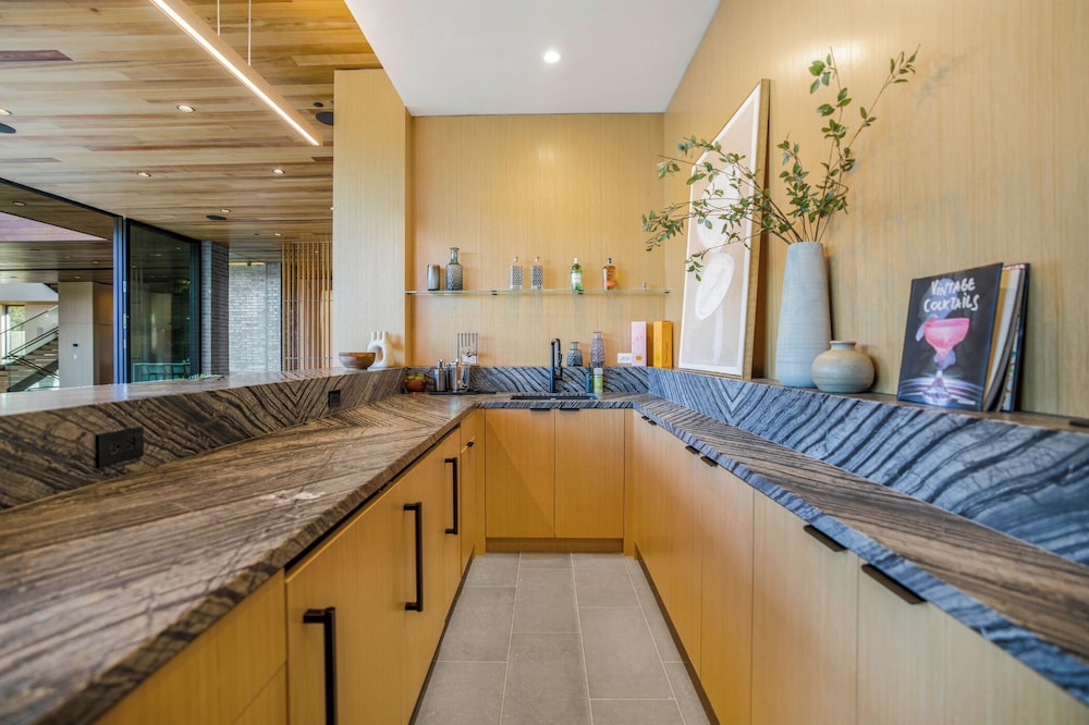 Oak Pass Manor: Indoor-outdoor Luxury With Pool, Sauna & Panoramic Views