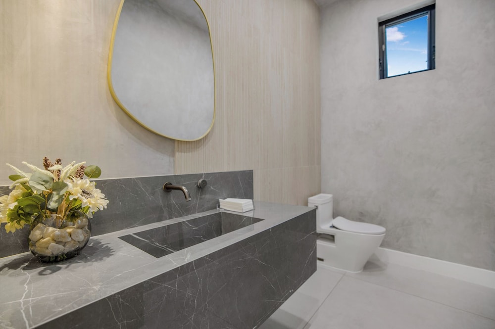 Villa Califa - Resort-style Living w/ Private Pool, Spa & Theater