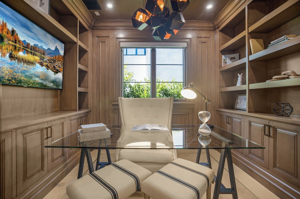Spaulding Ave Farmhouse - Bespoke LA Home w/ Pool & Home Theater