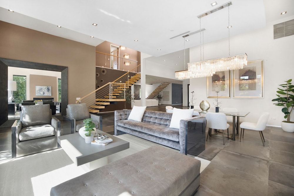 Louise Modern - Luxury Smart Estate in Encino w/ Pool, Gym & Spa