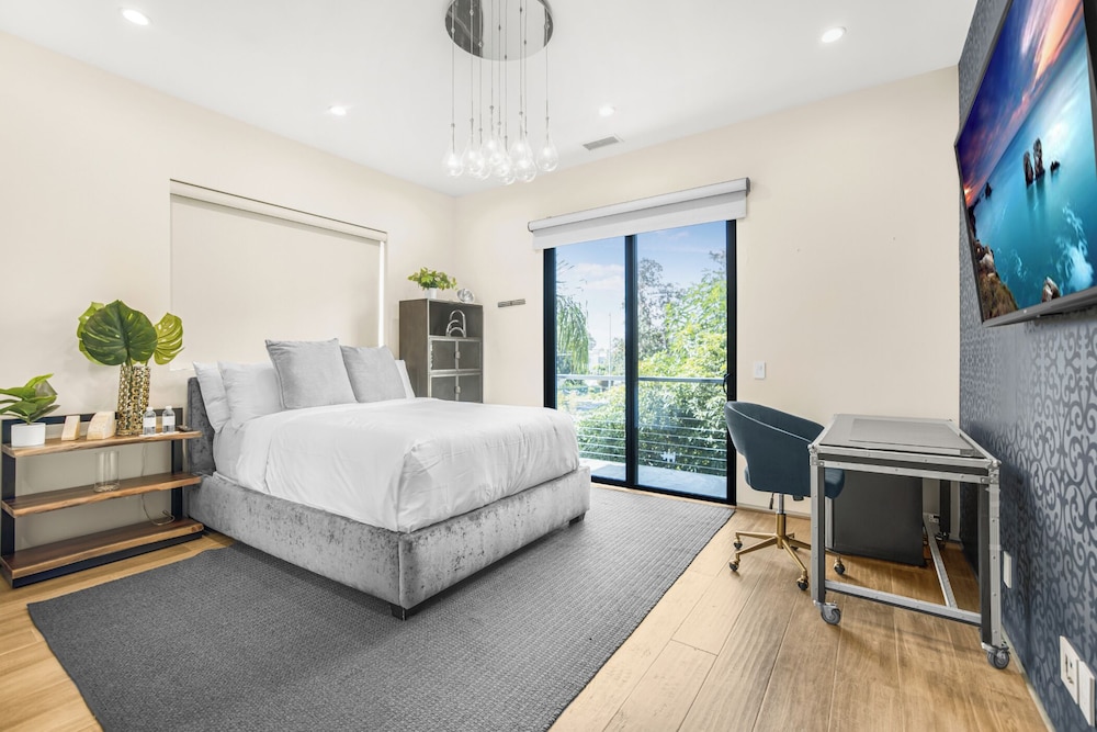 Louise Modern - Luxury Smart Estate in Encino w/ Pool, Gym & Spa