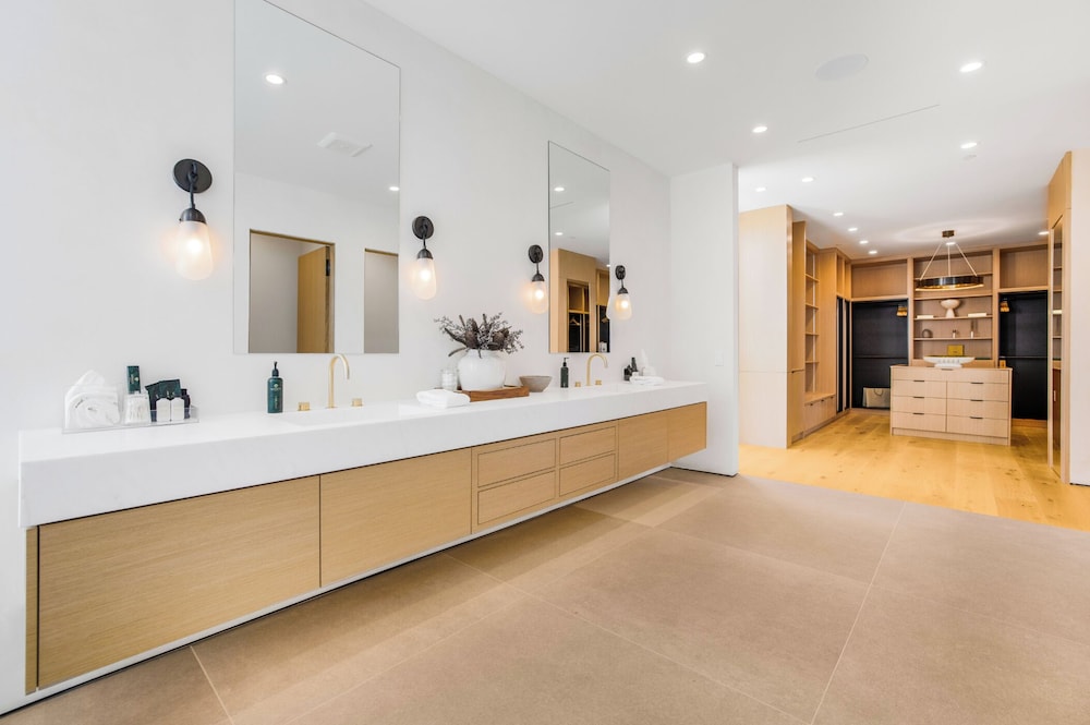 Oak Pass Manor: Indoor-outdoor Luxury With Pool, Sauna & Panoramic Views