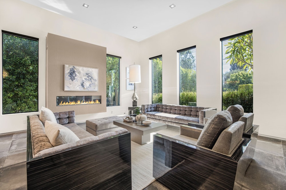 Louise Modern - Luxury Smart Estate in Encino w/ Pool, Gym & Spa