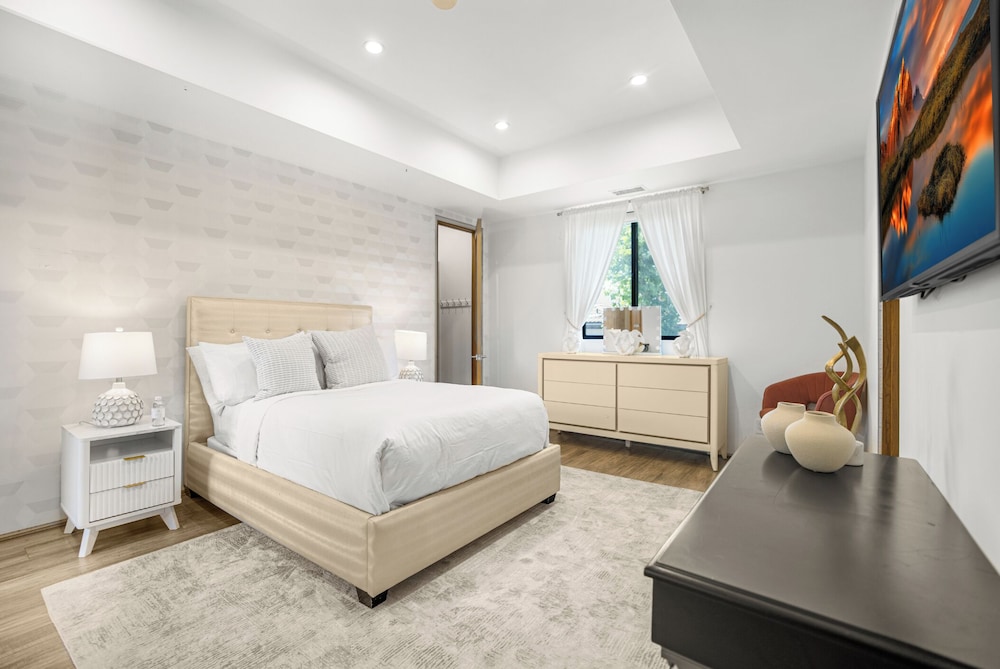 Louise Modern - Luxury Smart Estate in Encino w/ Pool, Gym & Spa