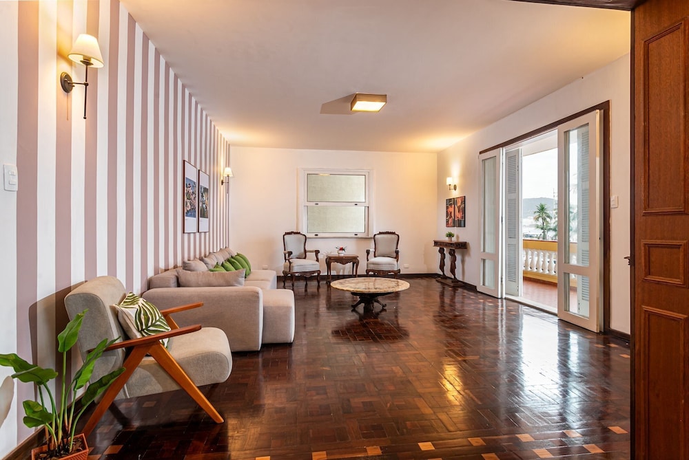 4bdrs, Balcony w/ Sea View, and Garagea 3730/201