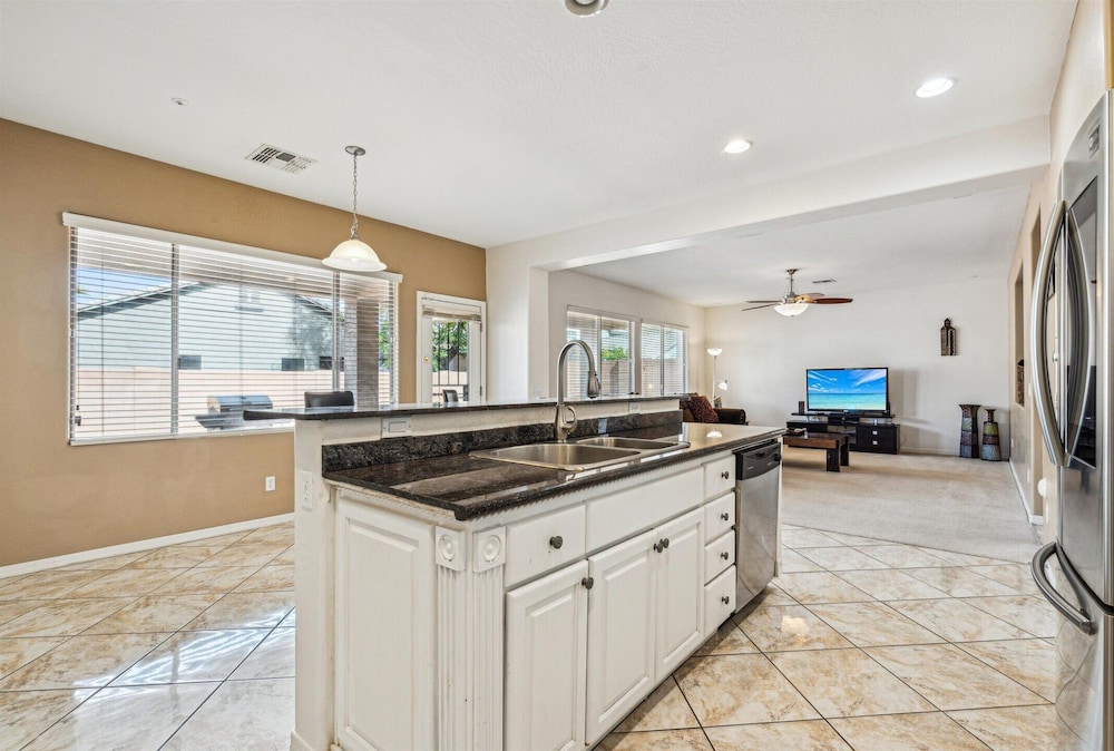 Pinnacle Breeze-private Backyard-mins to Six Flags