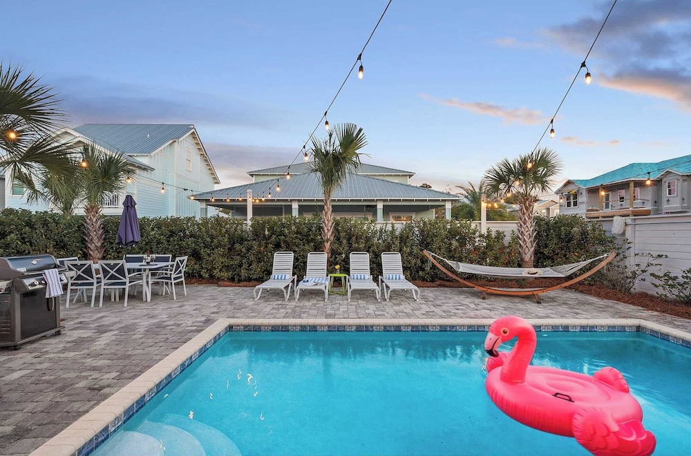 Sleeps 18! 7bdr, Backyard Pool, Walk to Beach Miramar Beach Jewel by Avantstay
