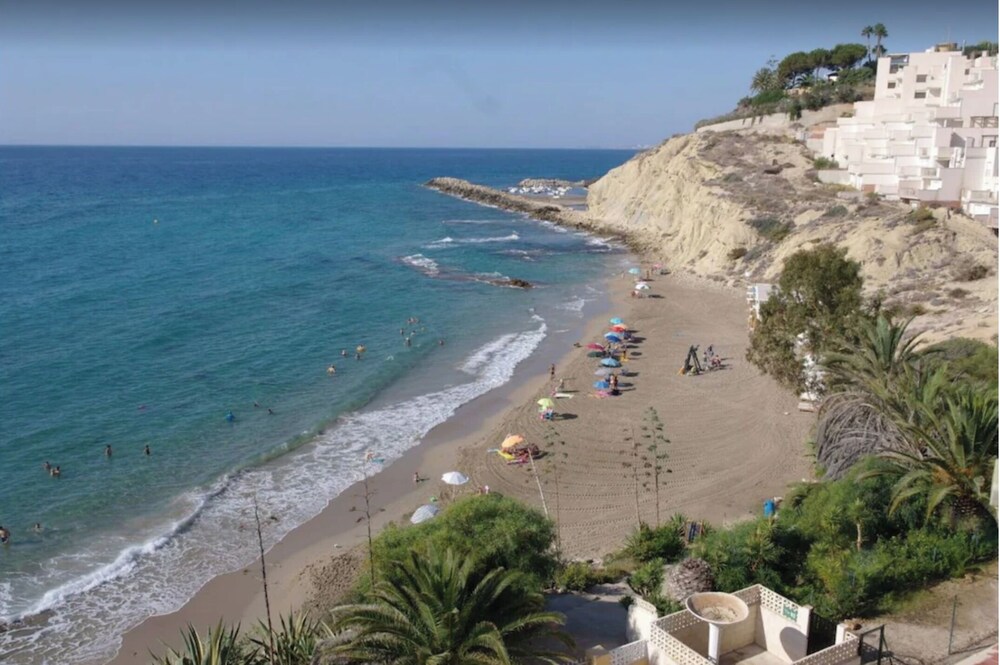4bed Villa Sleeps 8- Pool, Garden, Bbq, Near Beach