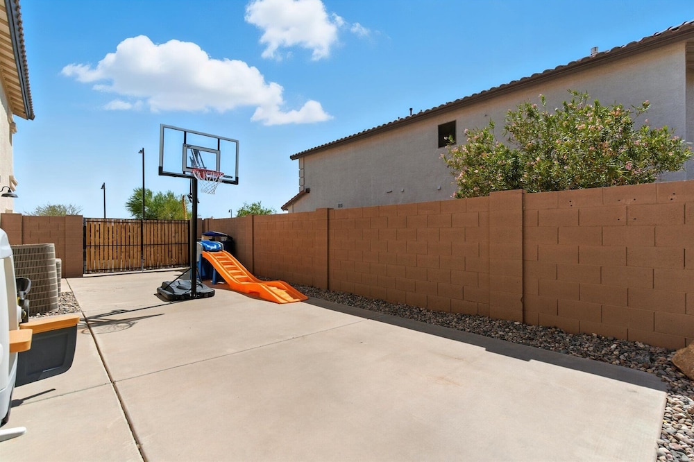 Splash Canyon - Splash Pad & Tons of Games - Gym