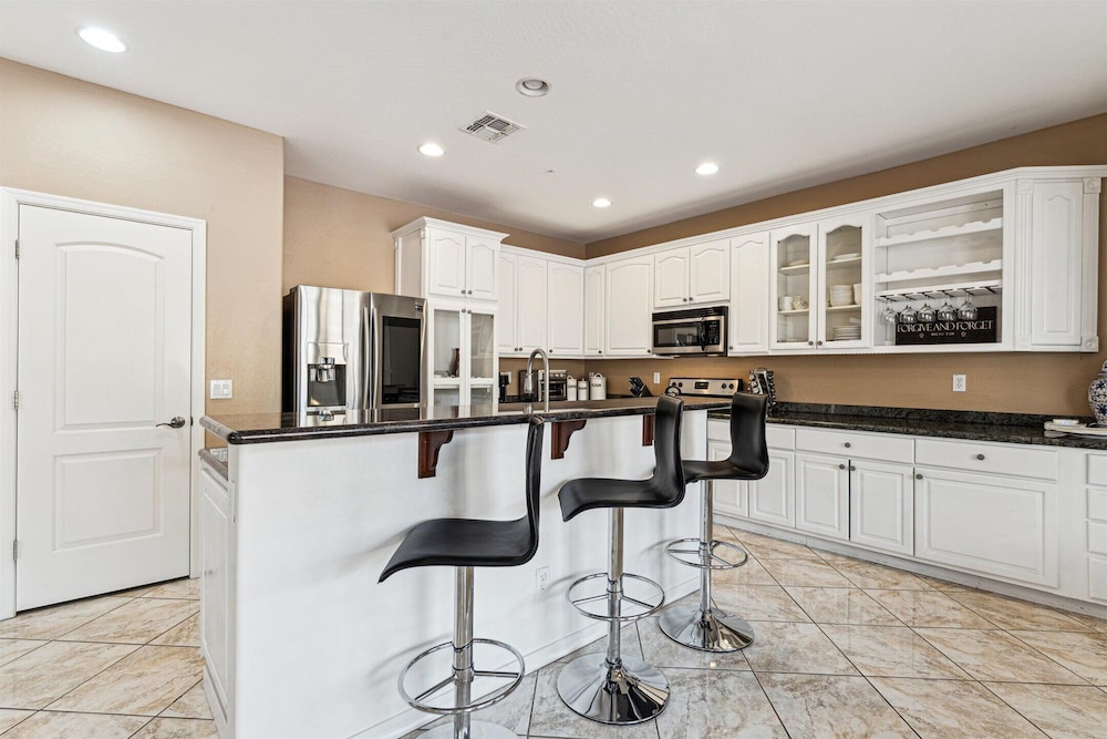 Pinnacle Breeze-private Backyard-mins to Six Flags