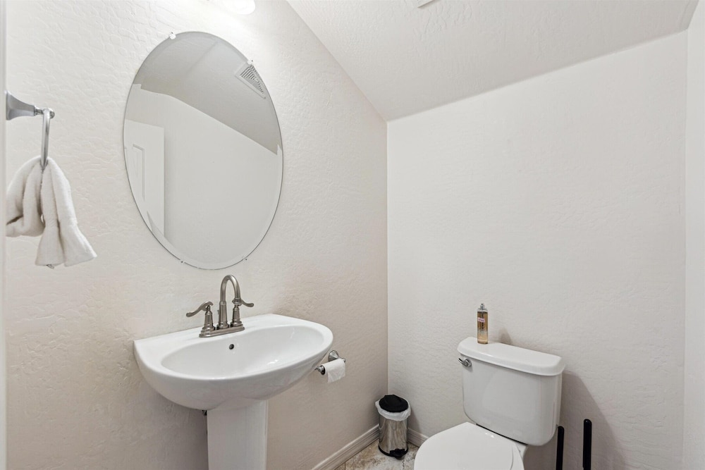 Pinnacle Breeze-private Backyard-mins to Six Flags