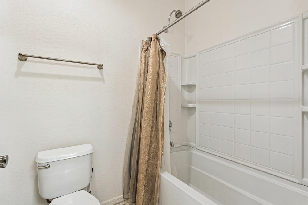 Pinnacle Breeze-private Backyard-mins to Six Flags