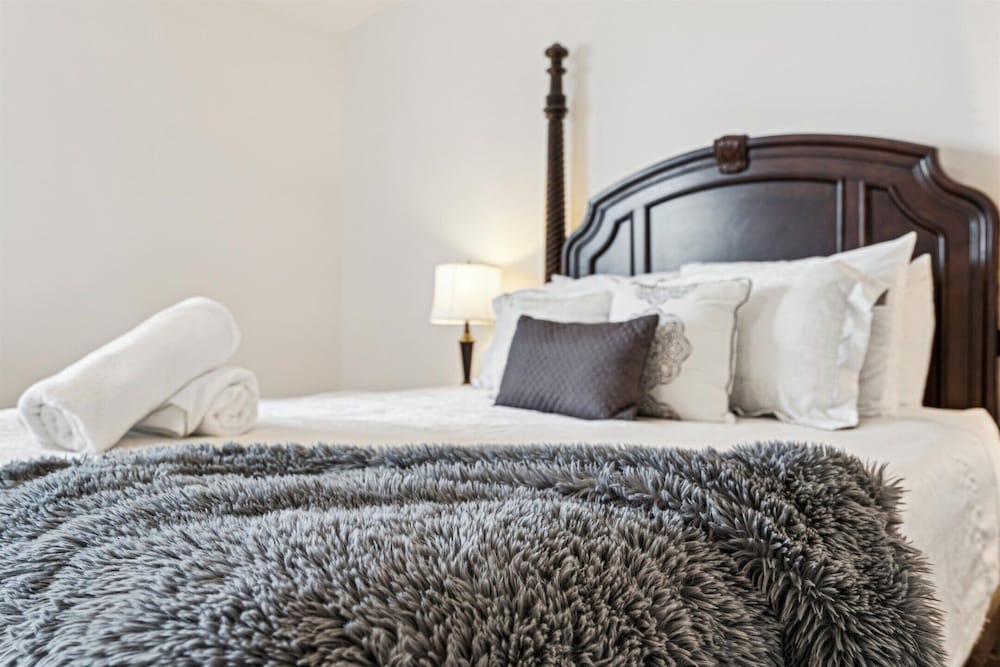 Pinnacle Breeze-private Backyard-mins to Six Flags