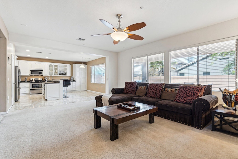 Pinnacle Breeze-private Backyard-mins to Six Flags