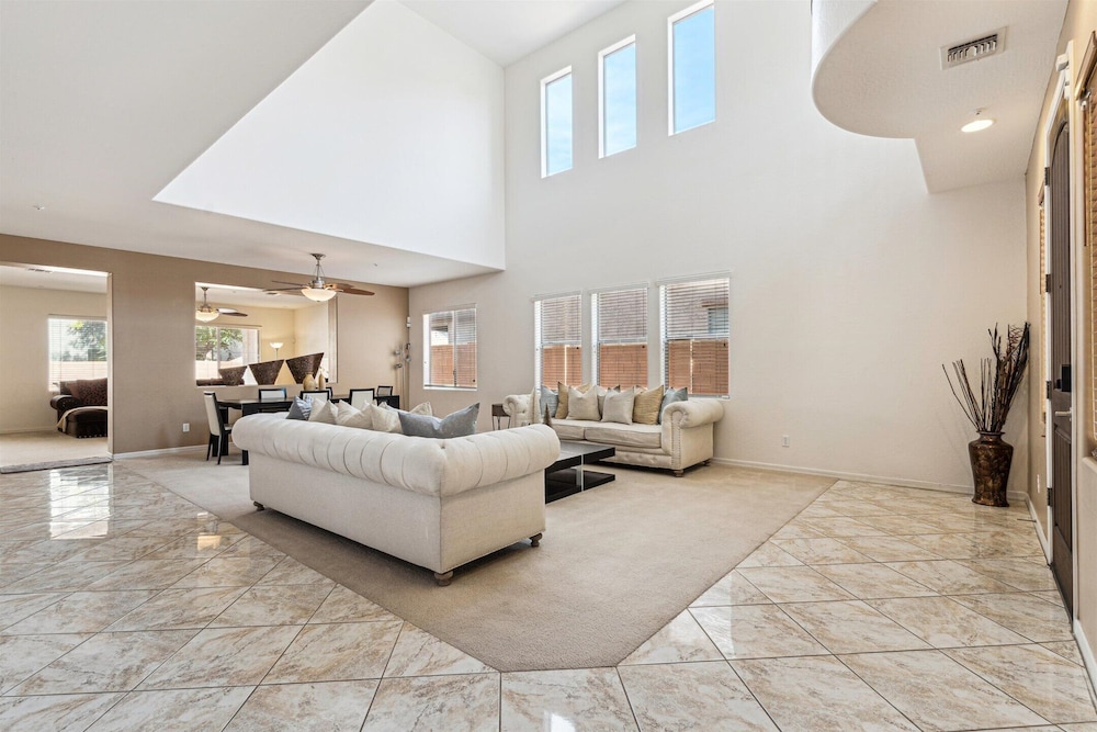 Pinnacle Breeze-private Backyard-mins to Six Flags