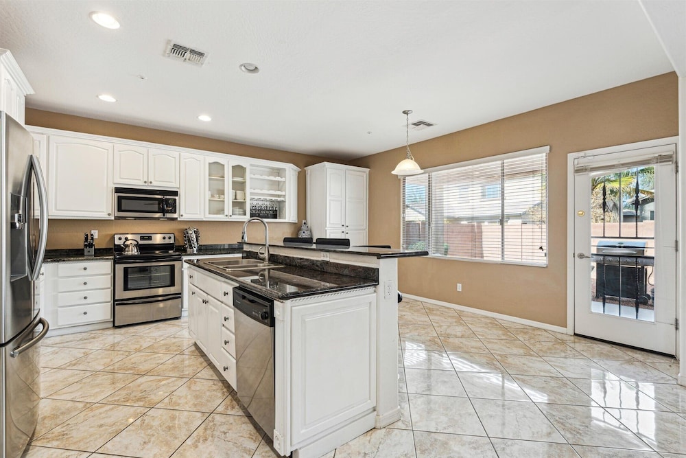 Pinnacle Breeze-private Backyard-mins to Six Flags