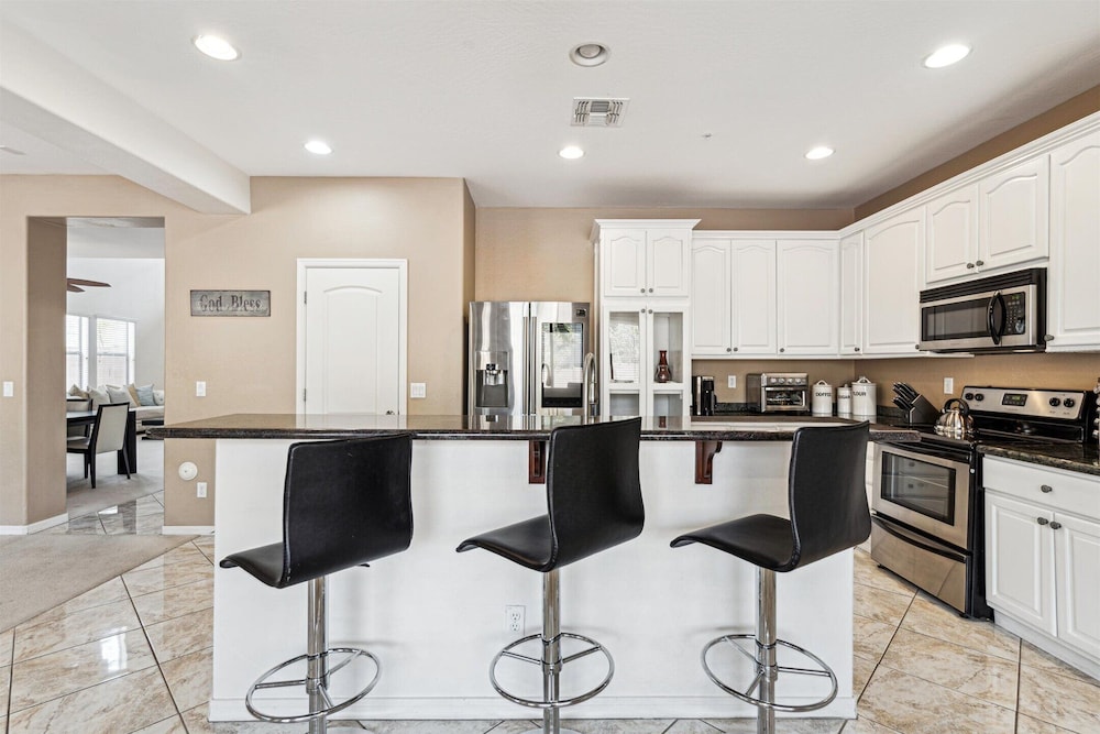 Pinnacle Breeze-private Backyard-mins to Six Flags