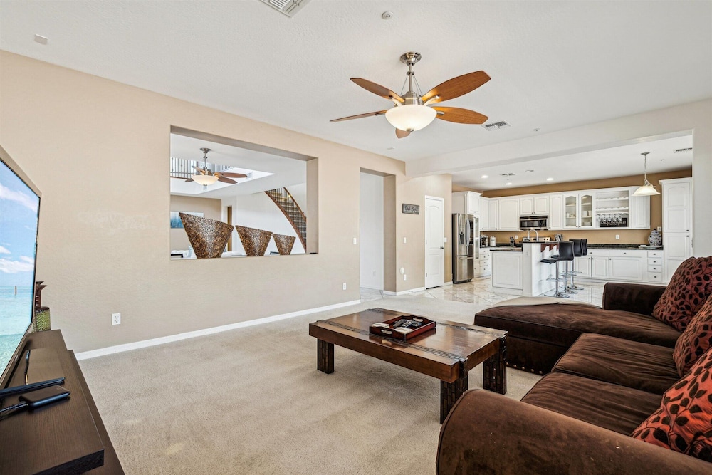 Pinnacle Breeze-private Backyard-mins to Six Flags
