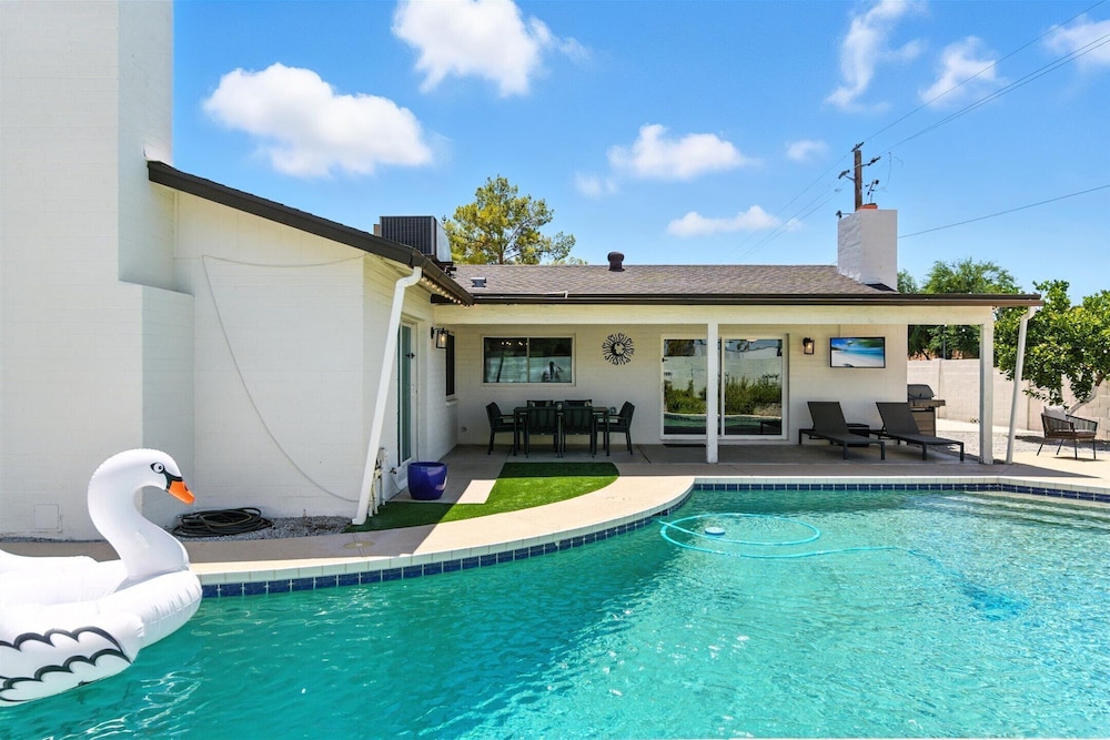 Greenway Getaway - Private Pool - North Scottsdale
