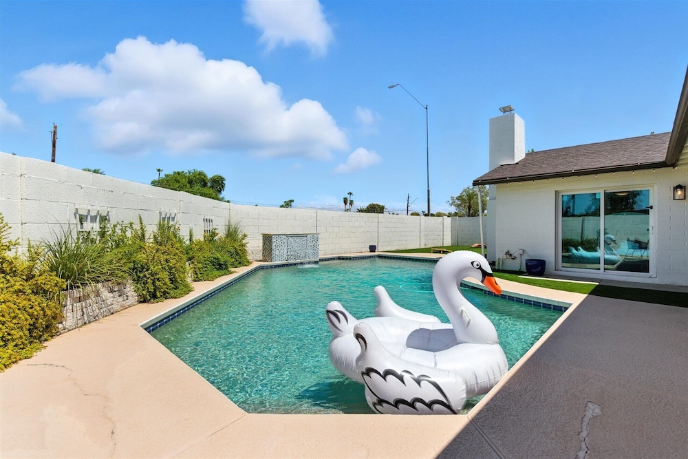 Greenway Getaway - Private Pool - North Scottsdale