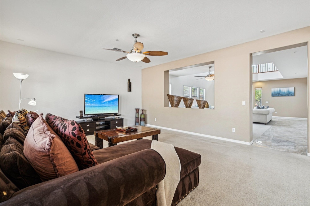 Pinnacle Breeze-private Backyard-mins to Six Flags