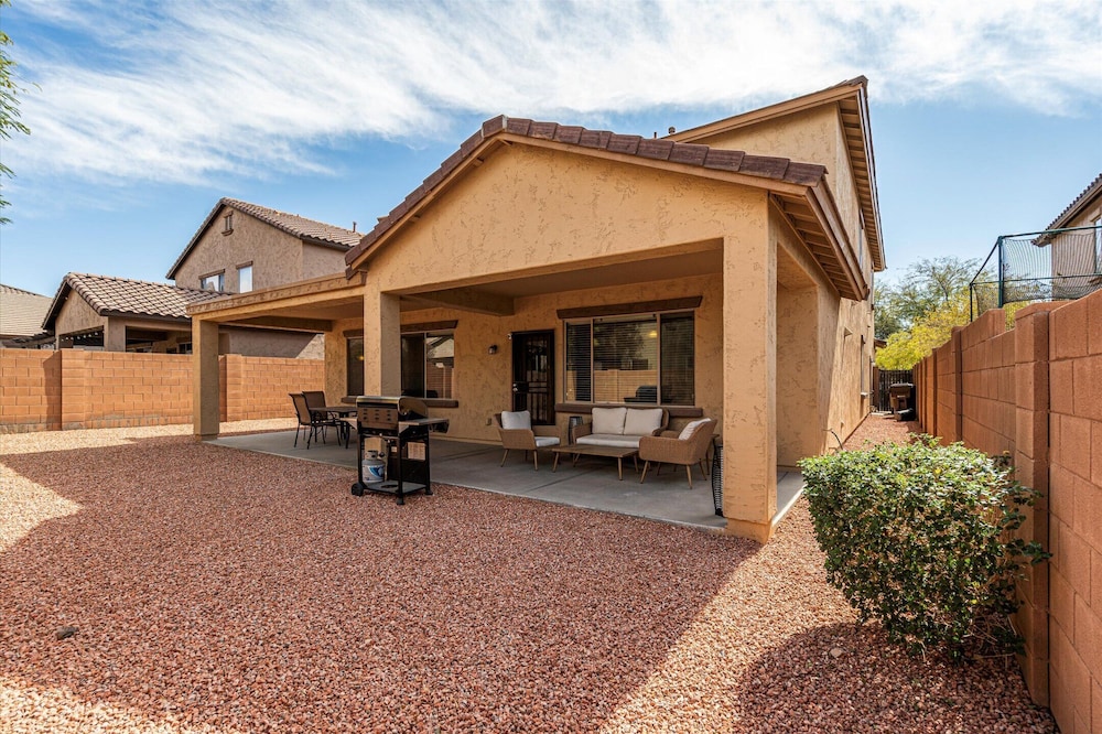 Pinnacle Breeze-private Backyard-mins to Six Flags