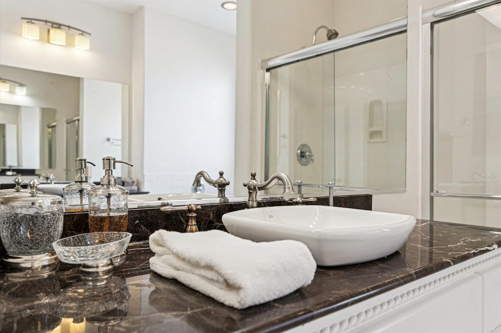 Pinnacle Breeze-private Backyard-mins to Six Flags