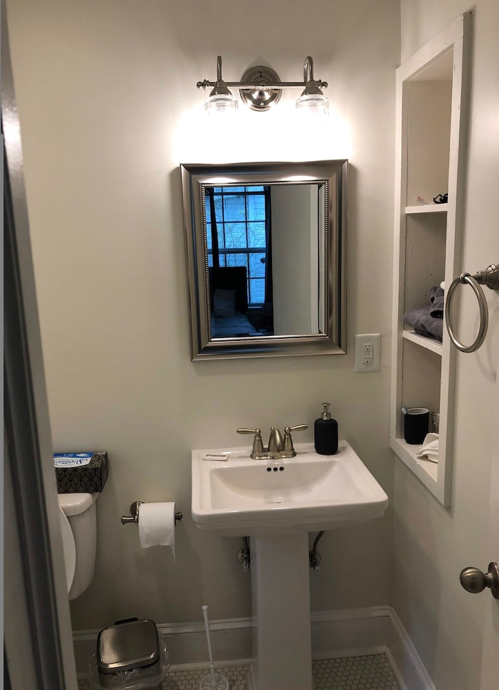 Renovated Cottage Minutes From Downtown