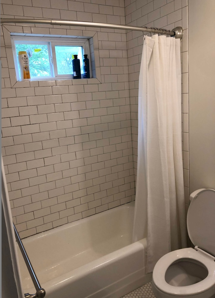 Renovated Cottage Minutes From Downtown