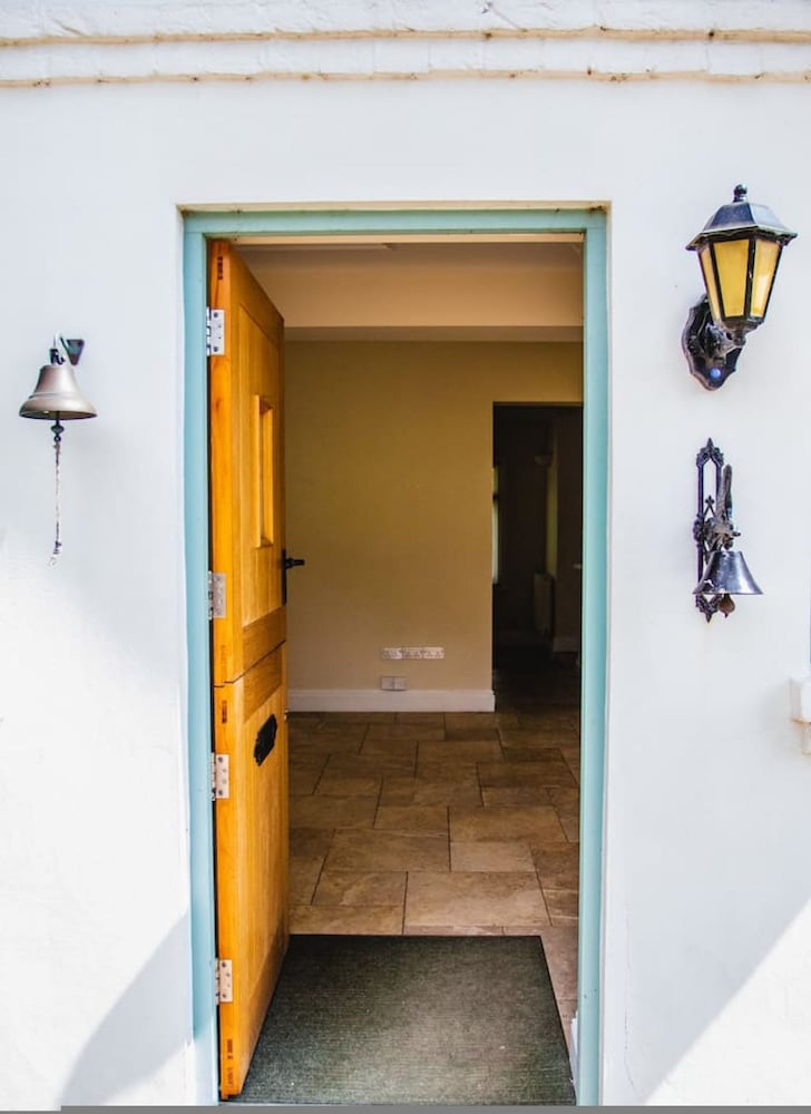 Benhams Country Cottage - From 250 Per Night