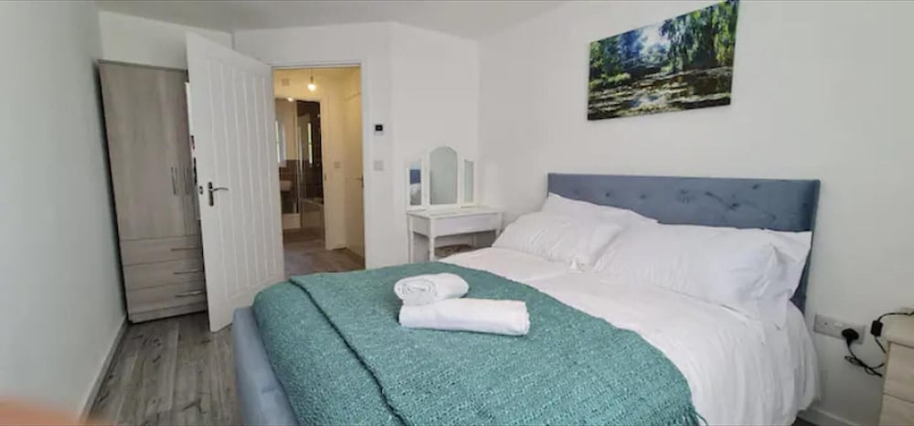 1br-sleeps3-parking-nearcitycentre-shoppingcentre view 4