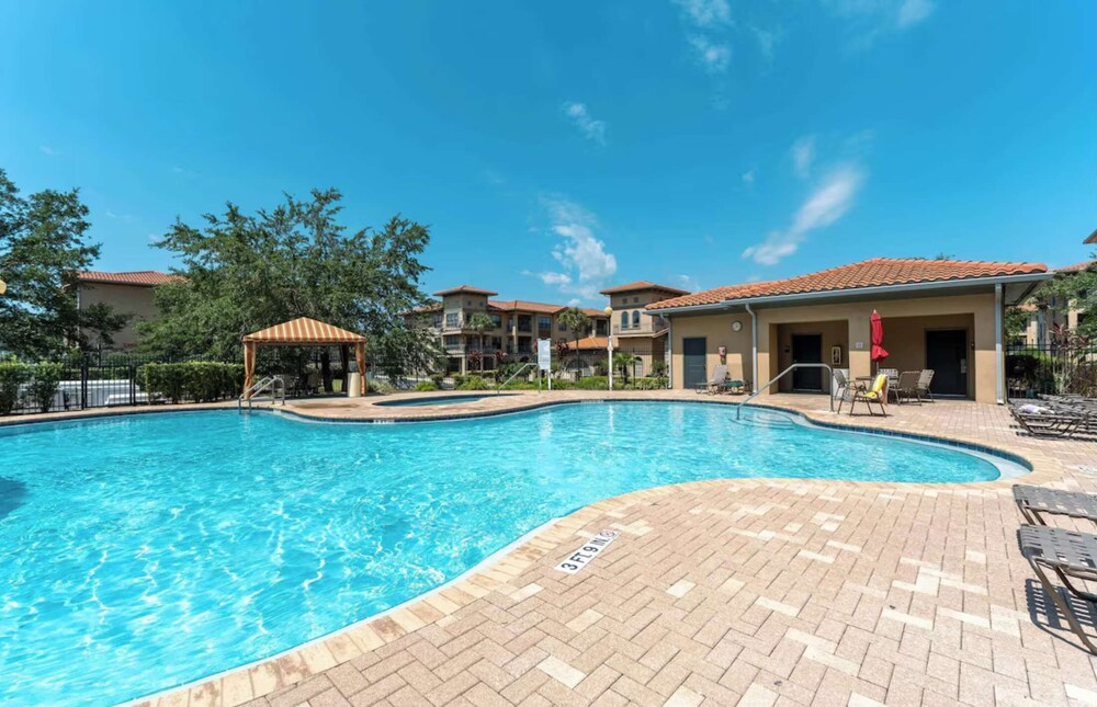 Tuscan Paradise At Bella Piazza
