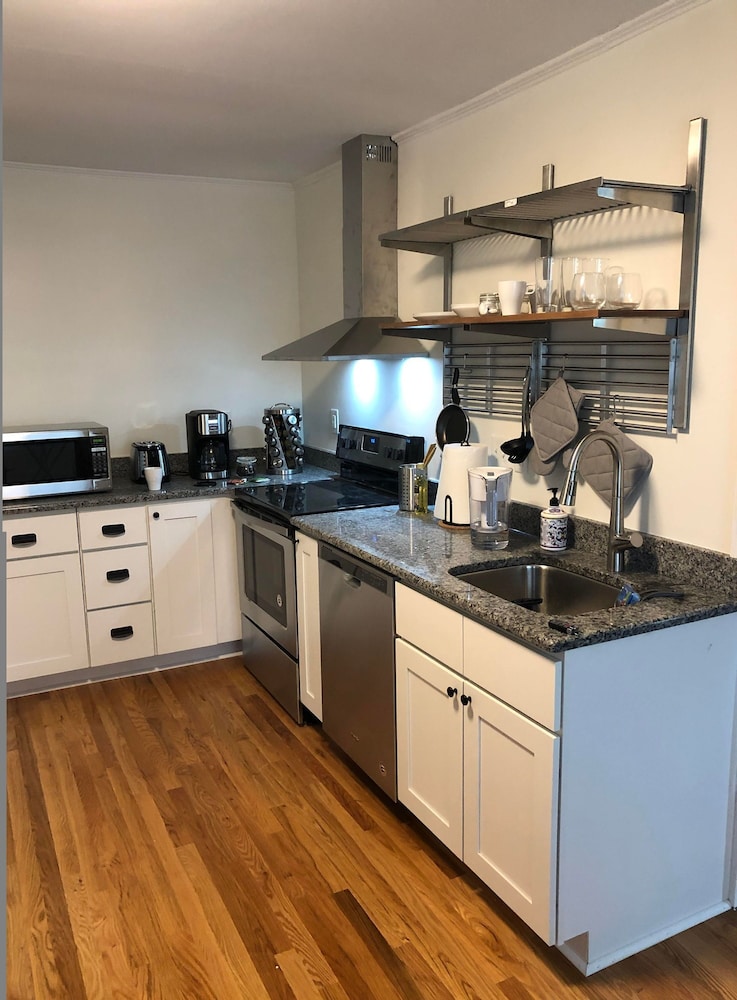 Renovated Cottage Minutes From Downtown