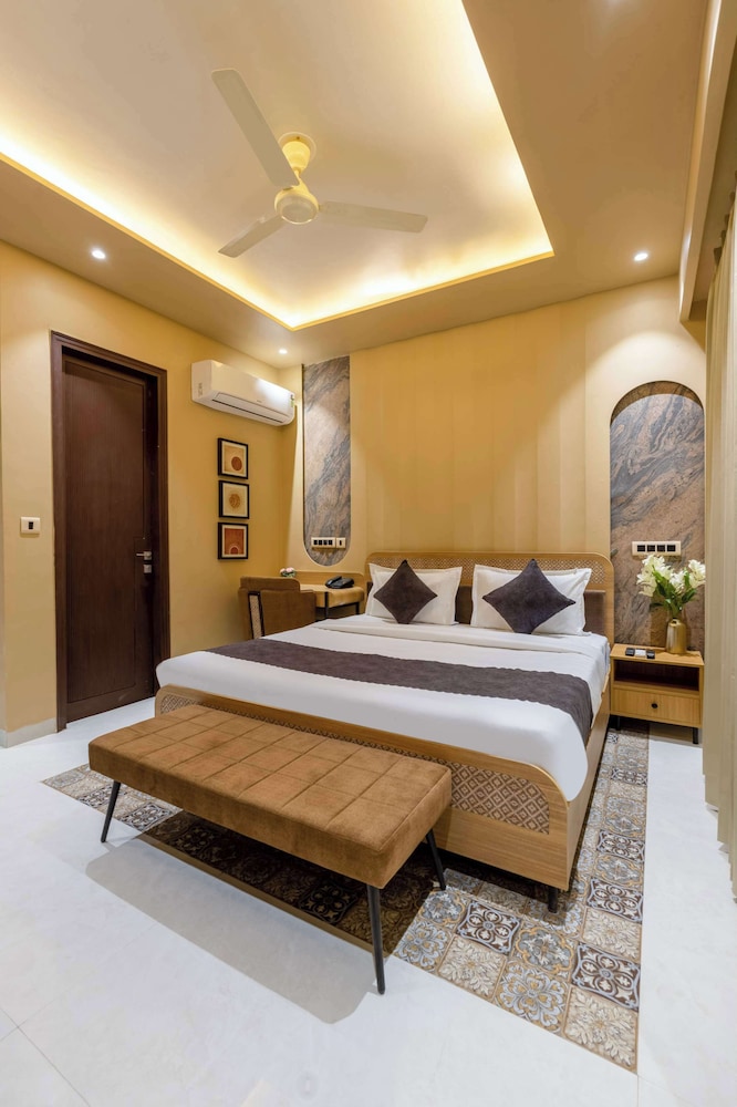 Saltstayz Premier - Sector 50 & Golf Course Ext Road