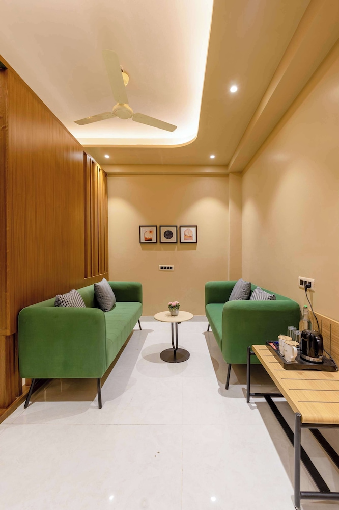 Saltstayz Premier - Sector 50 & Golf Course Ext Road