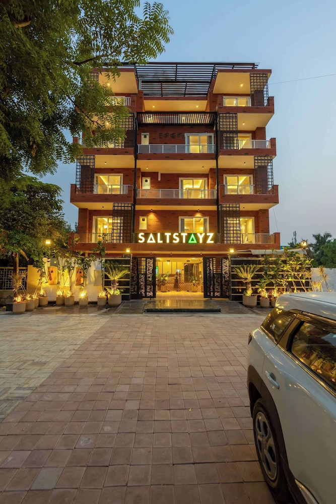 Saltstayz Premier - Sector 50 & Golf Course Ext Road