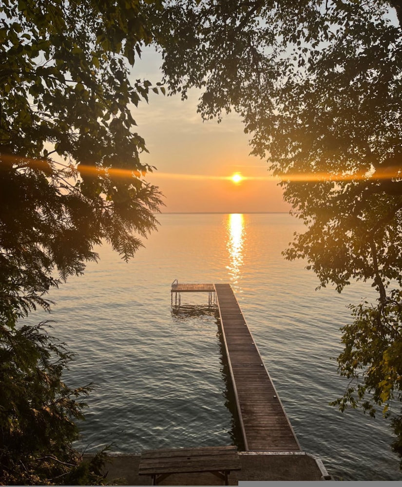 Waterfront 4BR Cottage Boat Deck BBQ