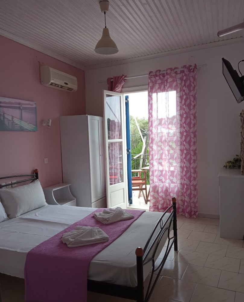 Alonnisos Beachfront Getaway - Cozy Summer Gem