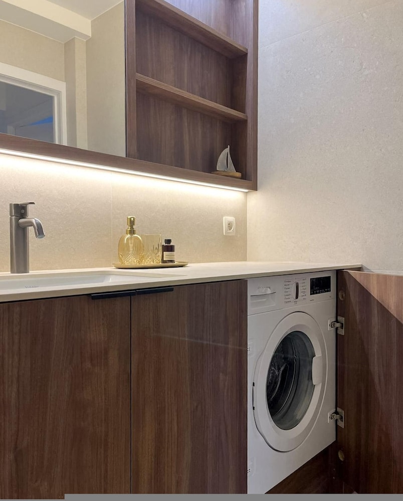 Huswell - Renovated Beachfront Apartment