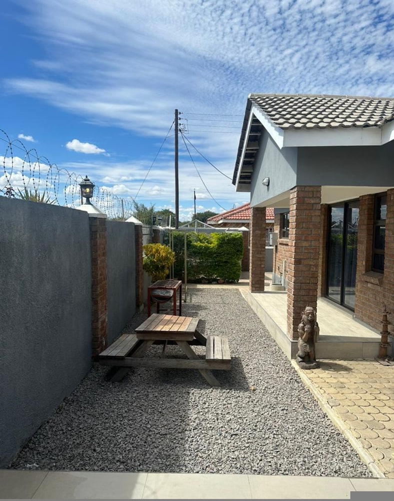 Lovely 3 bed in Selborne Park With Pool - 2234