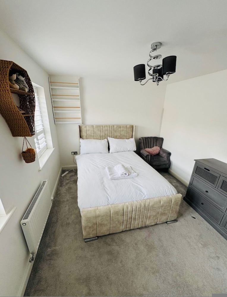 Luxurious Majestic 4 Bedroom- Free Parking