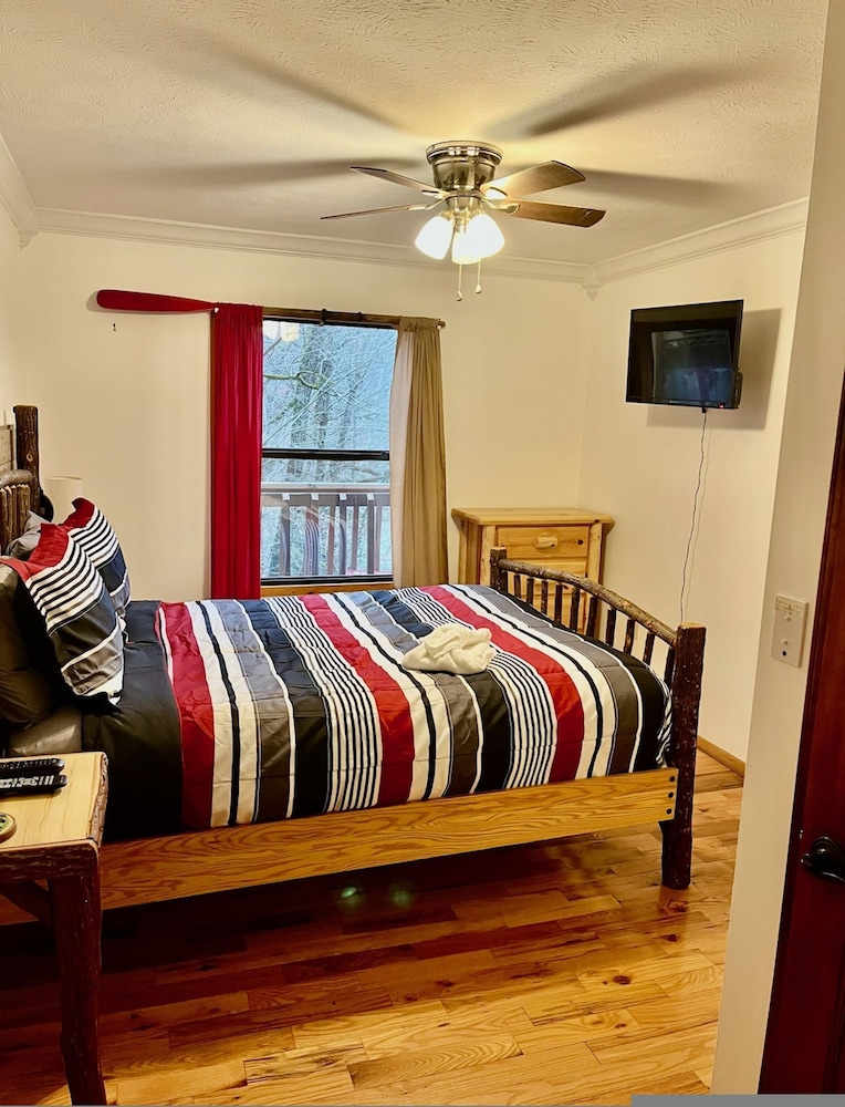 Very Secluded Breathtaking Riverfront Game Room