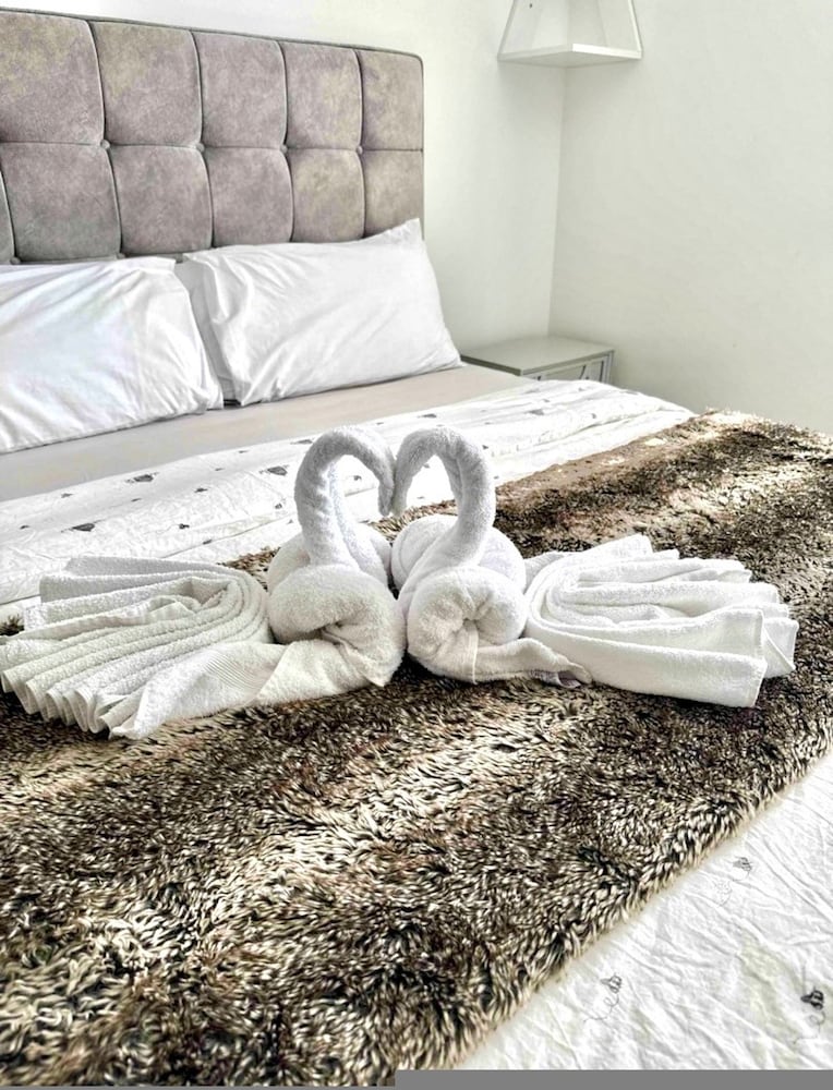 Luxurious Majestic 4 Bedroom- Free Parking